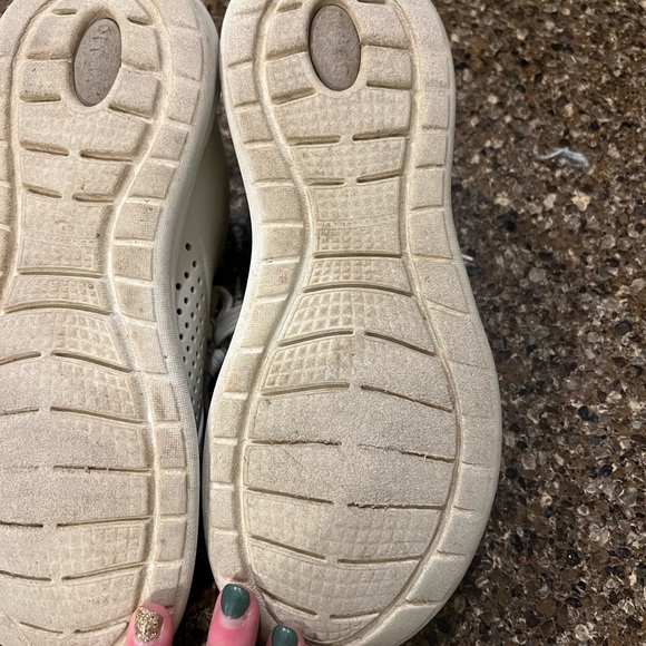 Crocs womens size 9 lace up and color is beige.. so comfortable.. waterproof - Picture 5 of 6